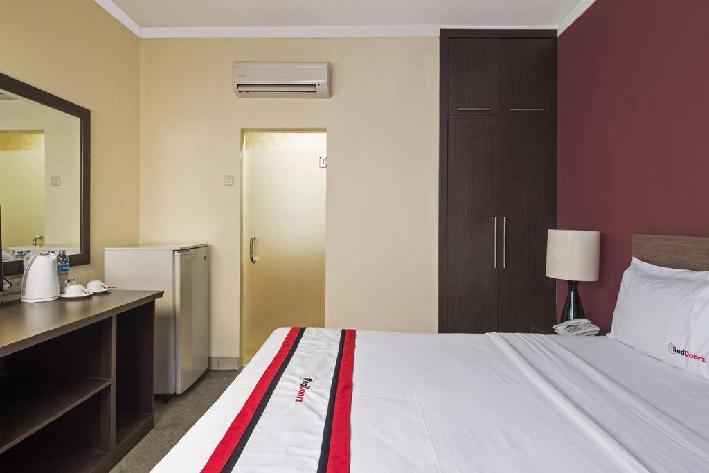 Reddoorz Premium @ Thamrin Kebon Sirih Hotel Джакарта Екстериор снимка