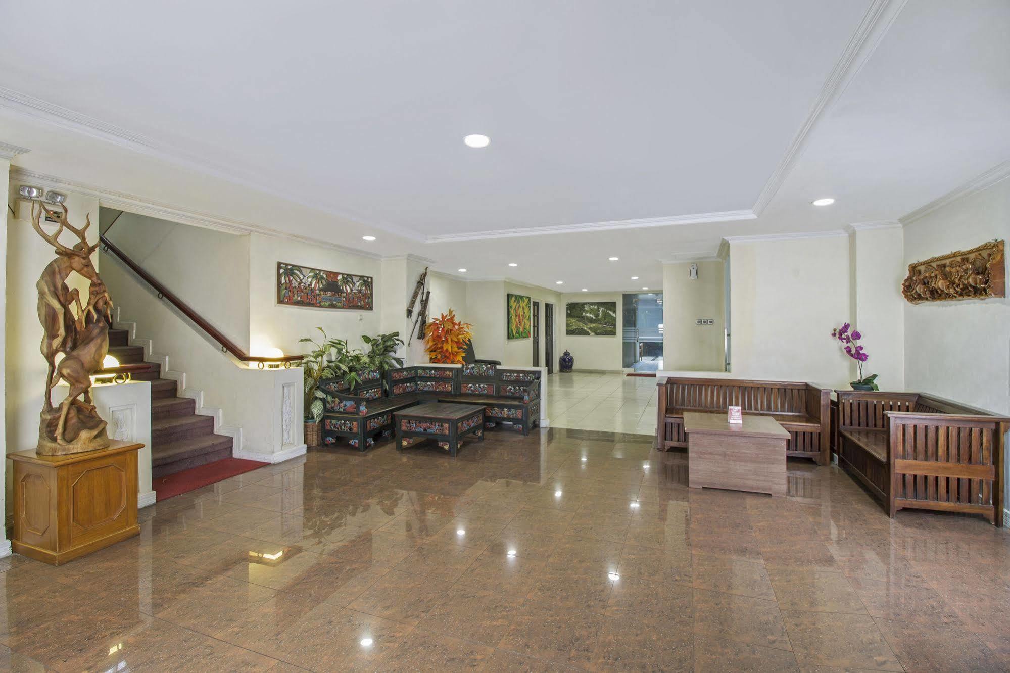 Reddoorz Premium @ Thamrin Kebon Sirih Hotel Джакарта Екстериор снимка